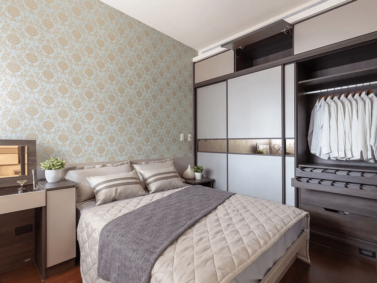 ▲依據收納習慣，調整吊掛高度與配置飾品格抽櫃。