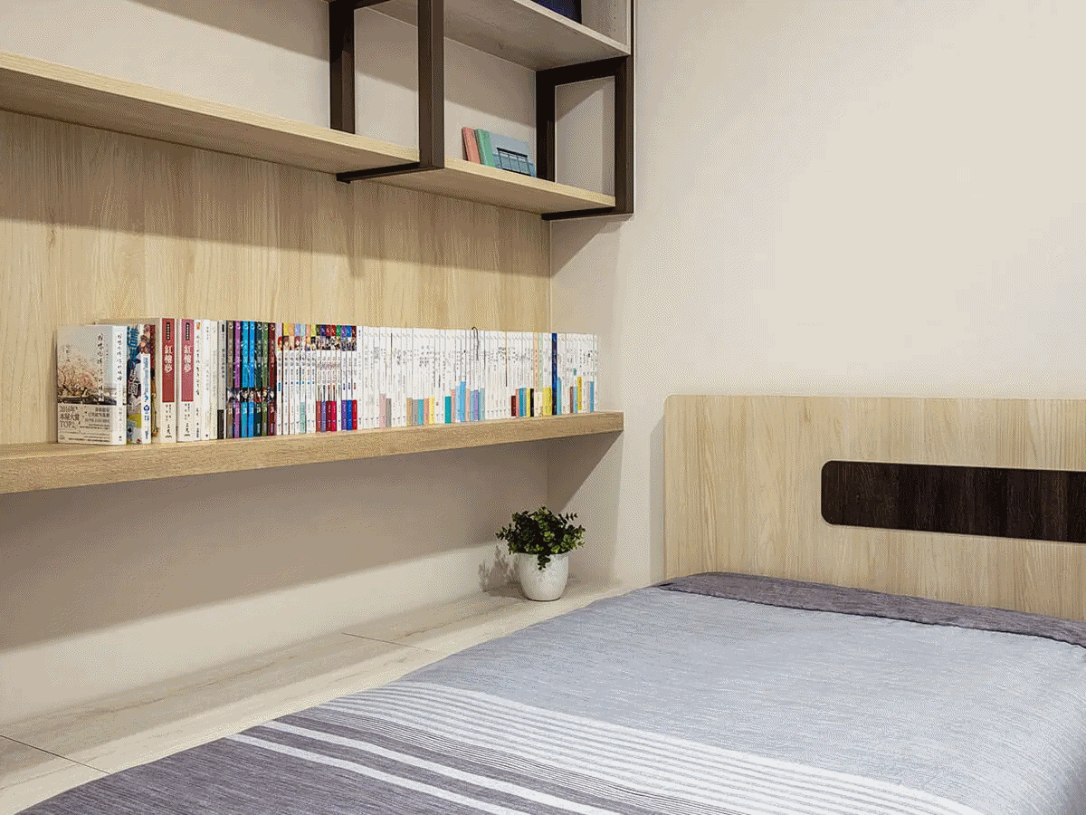 ▲以系統櫃訂製上掀櫃，大幅提升收納量