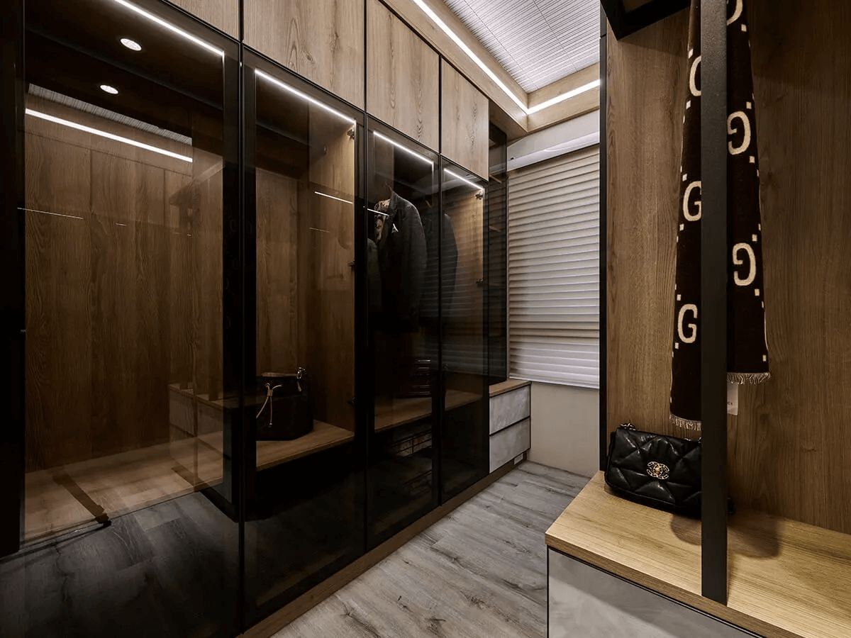 ▲以茶玻當作衣櫃門片，疏通視線又能預防落塵髒污。