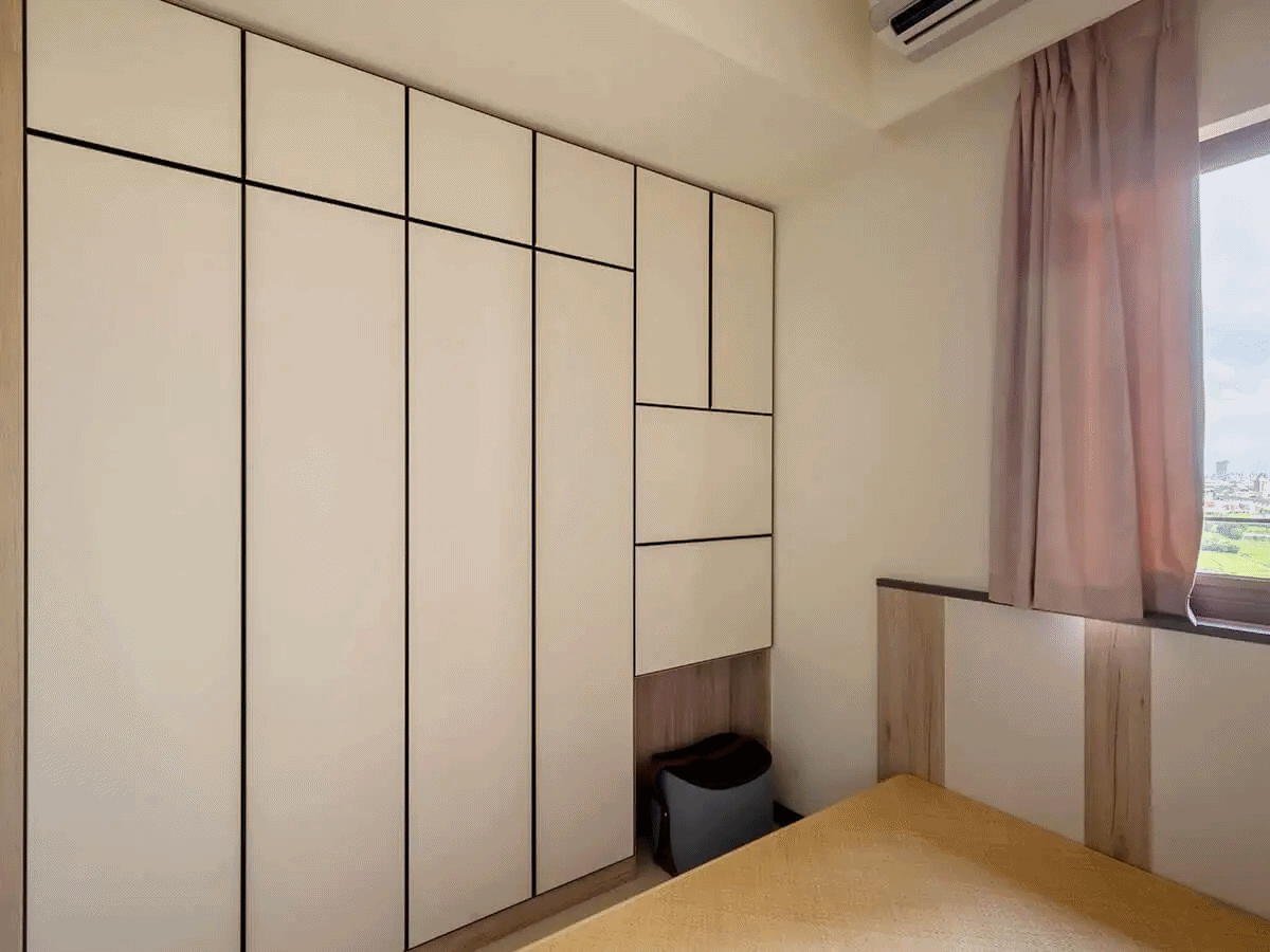 ▲衣櫥系統櫃，也能根據需求將化妝桌隱於無形。