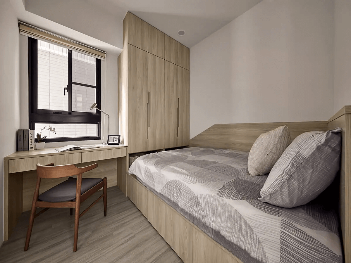 ▲憑藉系統傢俱量身訂製的優勢，將衣櫃、床架與書桌一次勾勒成形。
