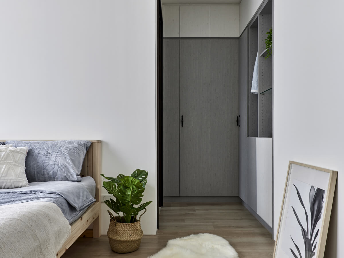 ▲以亞麻布紋板材，透過灰、米色調呈現溫和的日系北歐情境，使睡眠時光無憂無慮