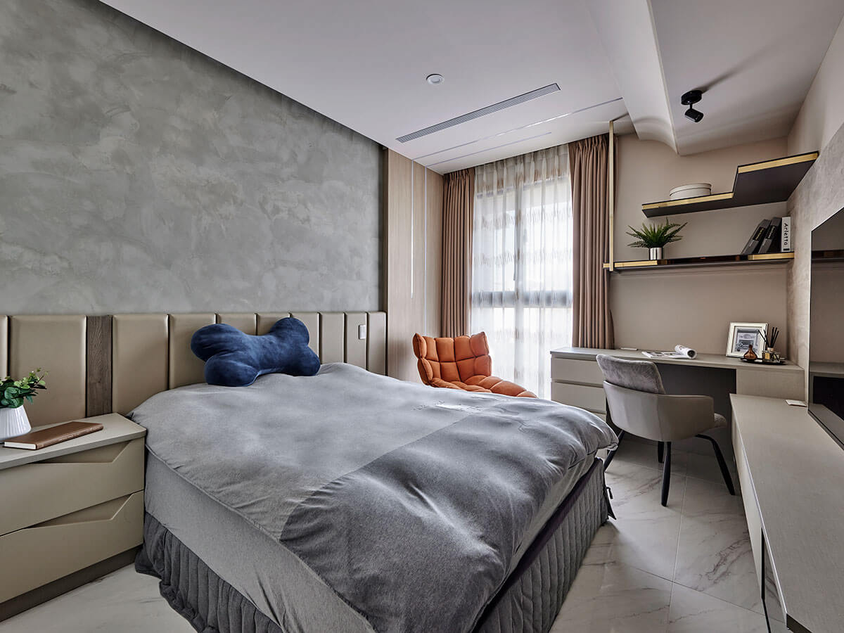 ▲以霧灰奶茶調的陶瓷烤漆板材，堆疊上鍍鈦金屬、洞石、塗料與格柵等元素，形塑簡約奢雅卻不失溫度的氛圍。