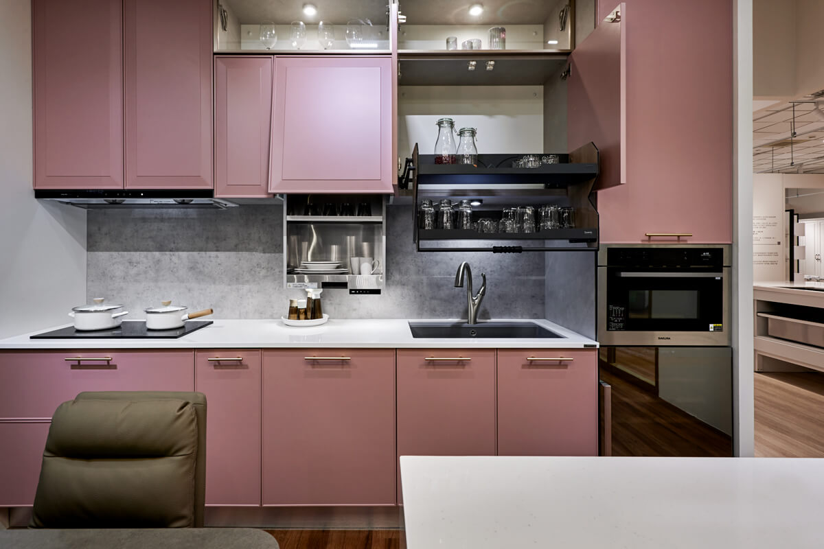 一字型廚房｜粉色廚房｜綠的傢俱