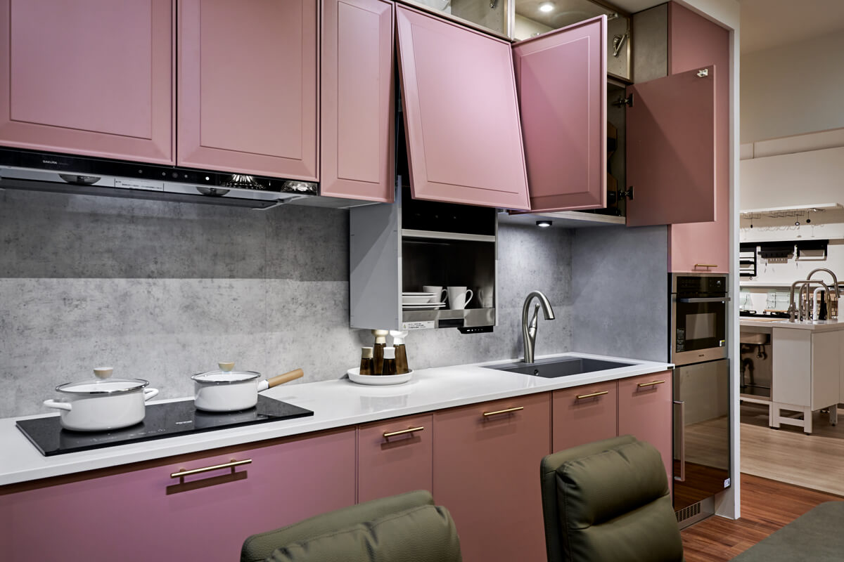 一字型廚房｜粉紅色廚房｜綠的傢俱