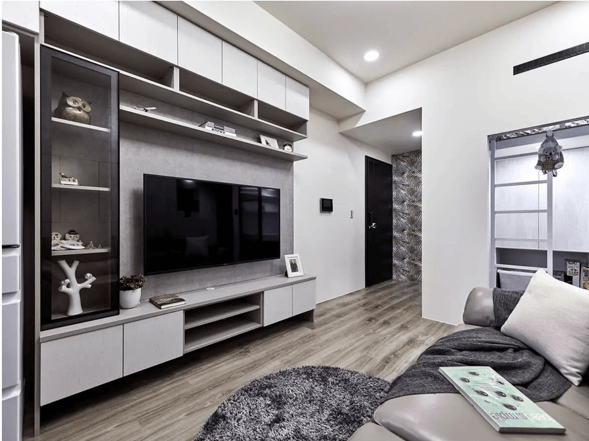 ▲以系統傢俱量身打造客廳裝潢，使空間具備高度機能性卻不顯壓迫。