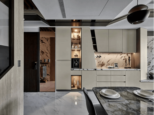 ▲以茶鏡、黑鏡、鍍鈦金屬與大理石等，形塑現代奢雅氣息。