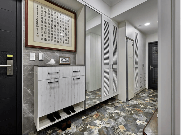 ▲從玄關即以六角磚與木百葉系統板材，烘塑典雅沉靜的鄉村風味。